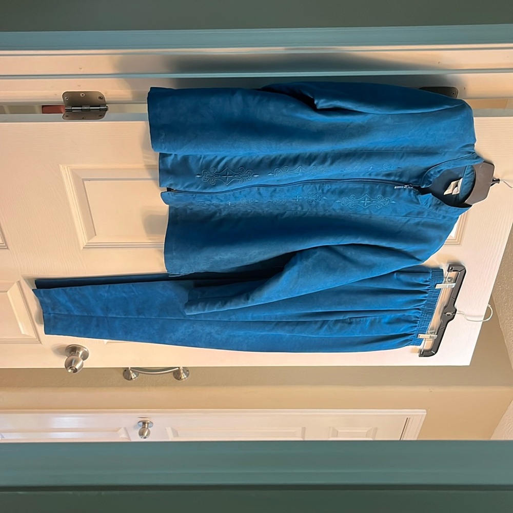Bon Worth 100% Polyester Medium Jacket with matching Polyester Extra Small Pants
